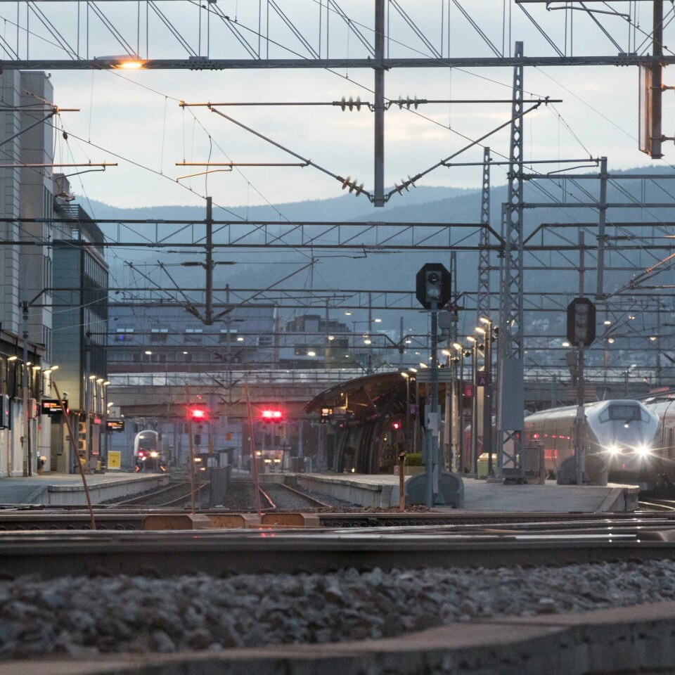 DRAMMEN: Barn er i togsporet i Drammen. Nå advarer Bane Nor om utviklingen. Bildet er fra en tidligere anledning. Bildet viser togsporet i Drammen og Drammen stasjon. Foto: Terje Pedersen / NTB