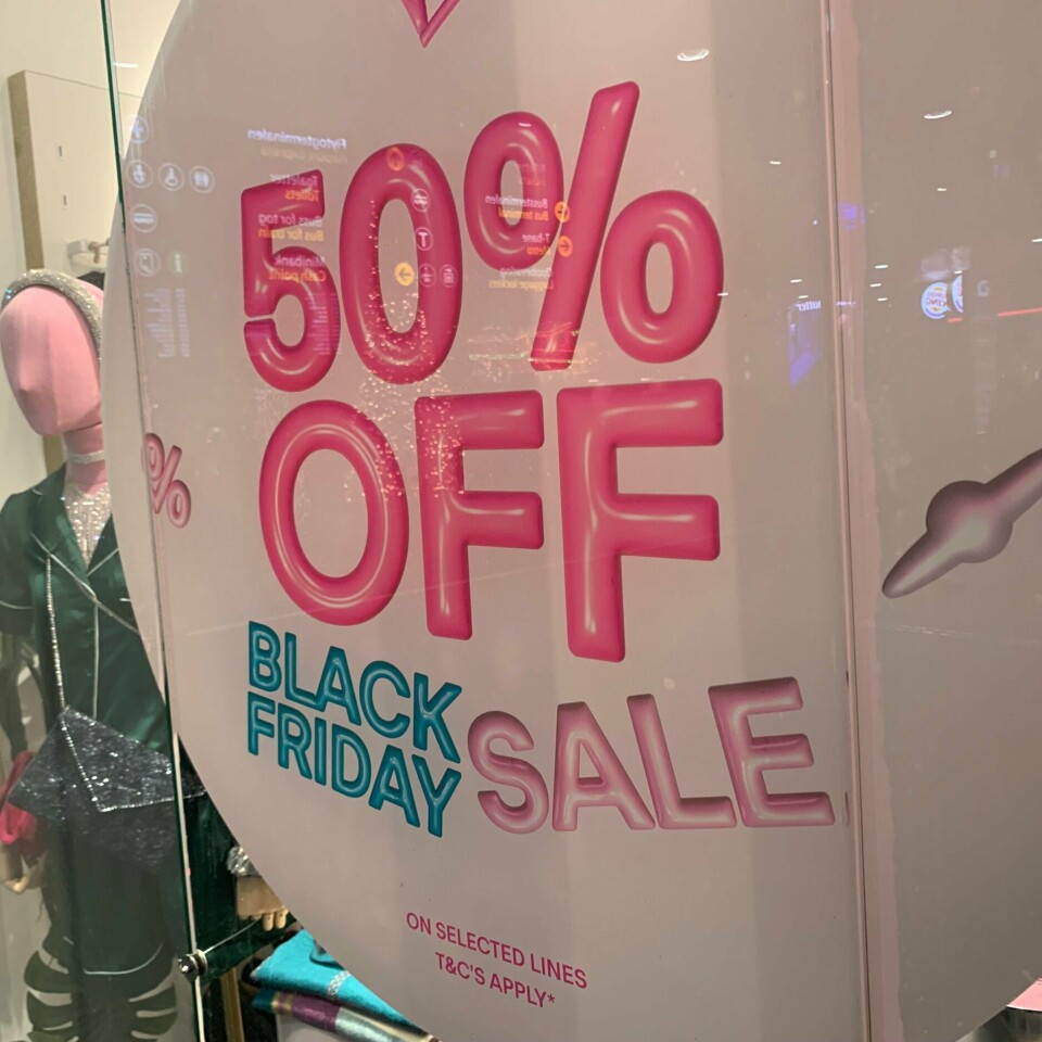 BLACK FRIDAY: Ikke vær ukritisk til butikkenes tilbud. Bildet viser butikkvindu som reklamerer for 50 prosent salg på black friday. Foto: Berit B. Njarga / Klar Tale