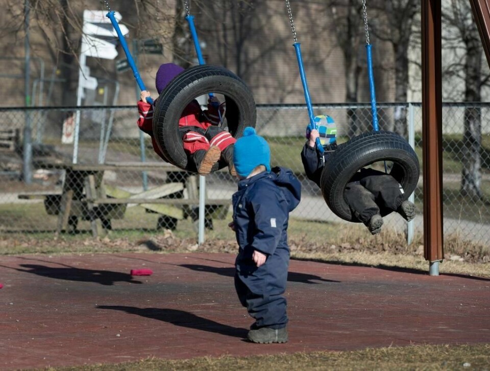 FATTIGDOM: Mange barn lever som fattige. Unicef mener Norge ikke gjør nok. Bildet viser et barn foran et huskestativ.
