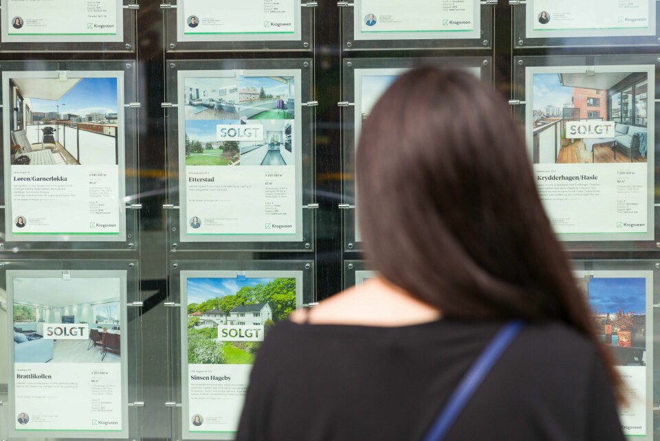 BOLIG: Én av fire får hjelp av foreldre til å kjøpe bolig. Bildet viser en kvinne som ser på boligannonser.