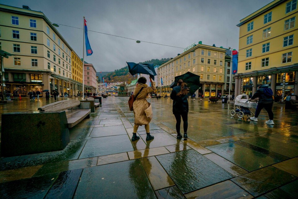 VÆR: Torsdag blir det kraftig vind, som også fører med seg regn, langs hele vestlandskysten. Illustrasjonsfoto. Bildet viser folk i vind i Bergen. Illustrasjonsfoto: Stian Lysberg Solum / NTB