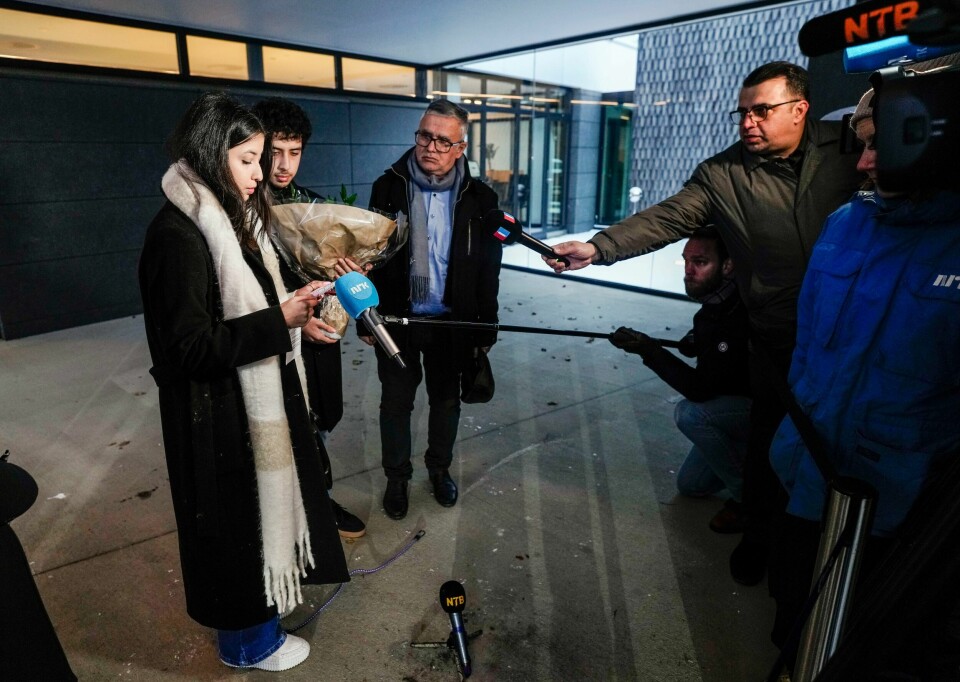 OSLO: Kiana, Ali og Taghi Rahmani er i Oslo. De tar imot Nobels fredspris for mor og ektefelle Narges Mohammadi. Bildet viser tvillingsøsknene Kiana og Ali som skal ta imot nobelprisen og holde tale på vegne av sin mor under nobelseremonien i Oslo rådhus 10. desember. Også far Taghi Rahmani er på bildet. Foto: Cornelius Poppe / NTB