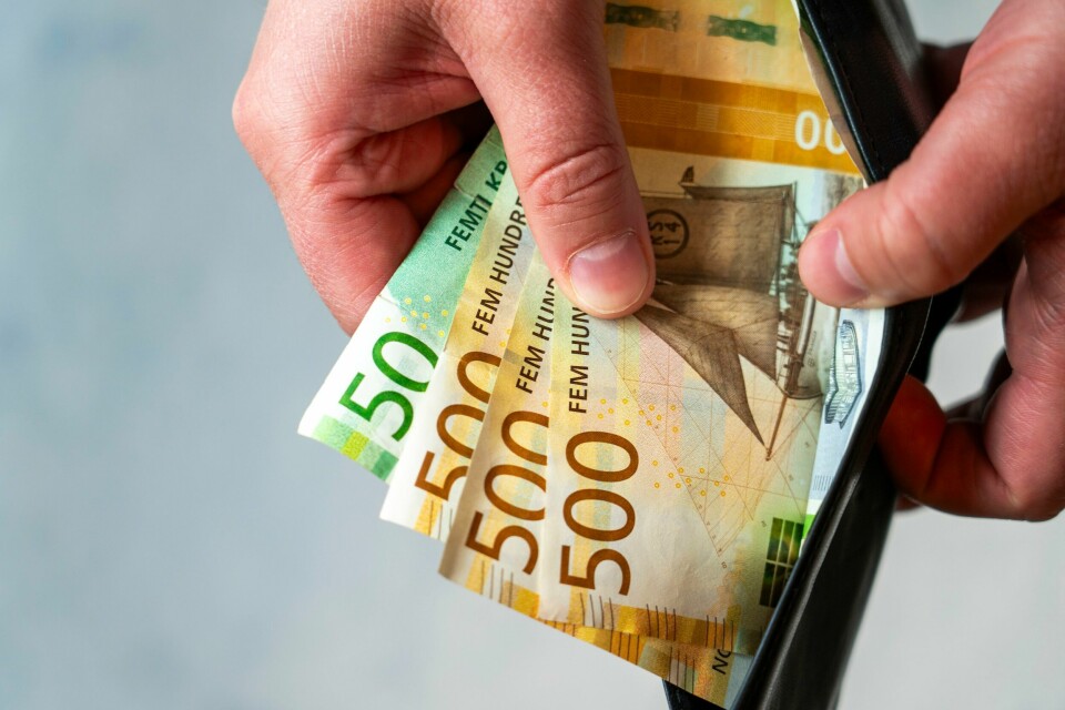 RENTER: Det kan bli lavere renter de neste to årene. Bilde av lommebok med norske sedler. Foto: Gorm Kallestad / NTB