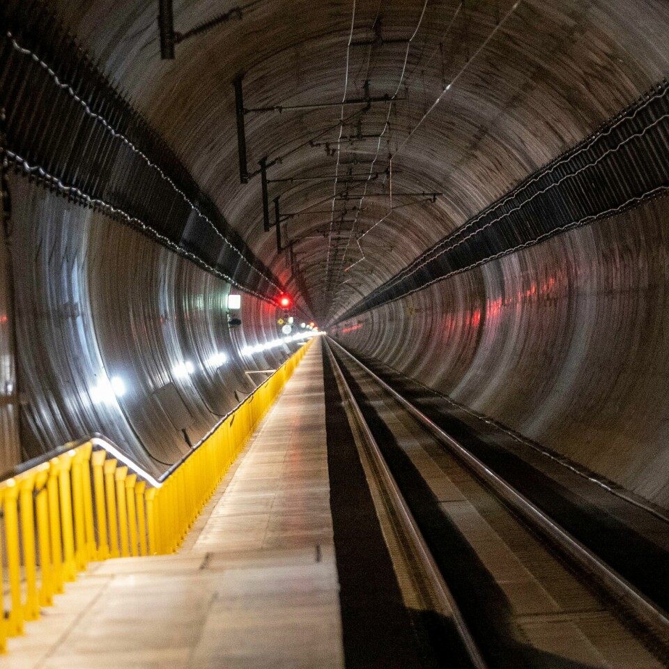 TOG: Follobanen åpnet 12. desember. Dette er Blixtunnelen, der Bane Nor sier de har problemer. Totalentreprenøren for Follobanen, AGJV, er uenig i Bane Nors konklusjon om problemene på jernbanelinjen. I en ny rapport lanserer de nye teorier om årsakene til stansen. Foto: Terje Pedersen / NTB