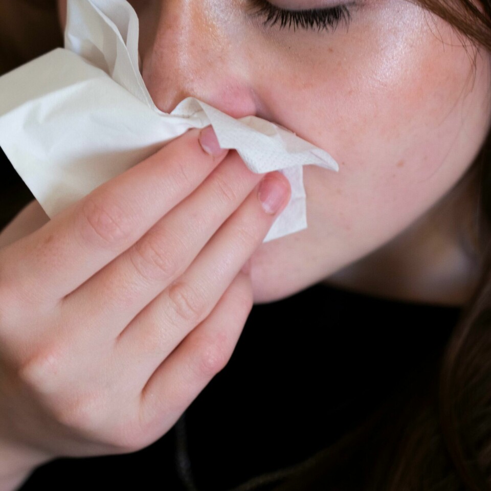 COVID OG INFLUENSA: Mange kan bli syke i romjula og til nyttår. Ung jente er forkjøla. Foto: Erik Flaaris Johansen / NTB