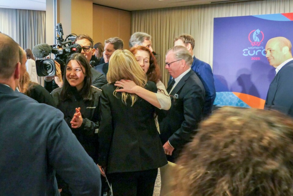 FOTBALL: Fotballpresident Lise Klaveness fikk en klem etter at det ble klart Norden ikke fikk fotball-EM 2025. Fotballpresident Lise Klaveness fikk en klem etter at det ble klart Norden ikke tildeles fotball-EM i 2025.Foto: Stian Johnsen / NTB