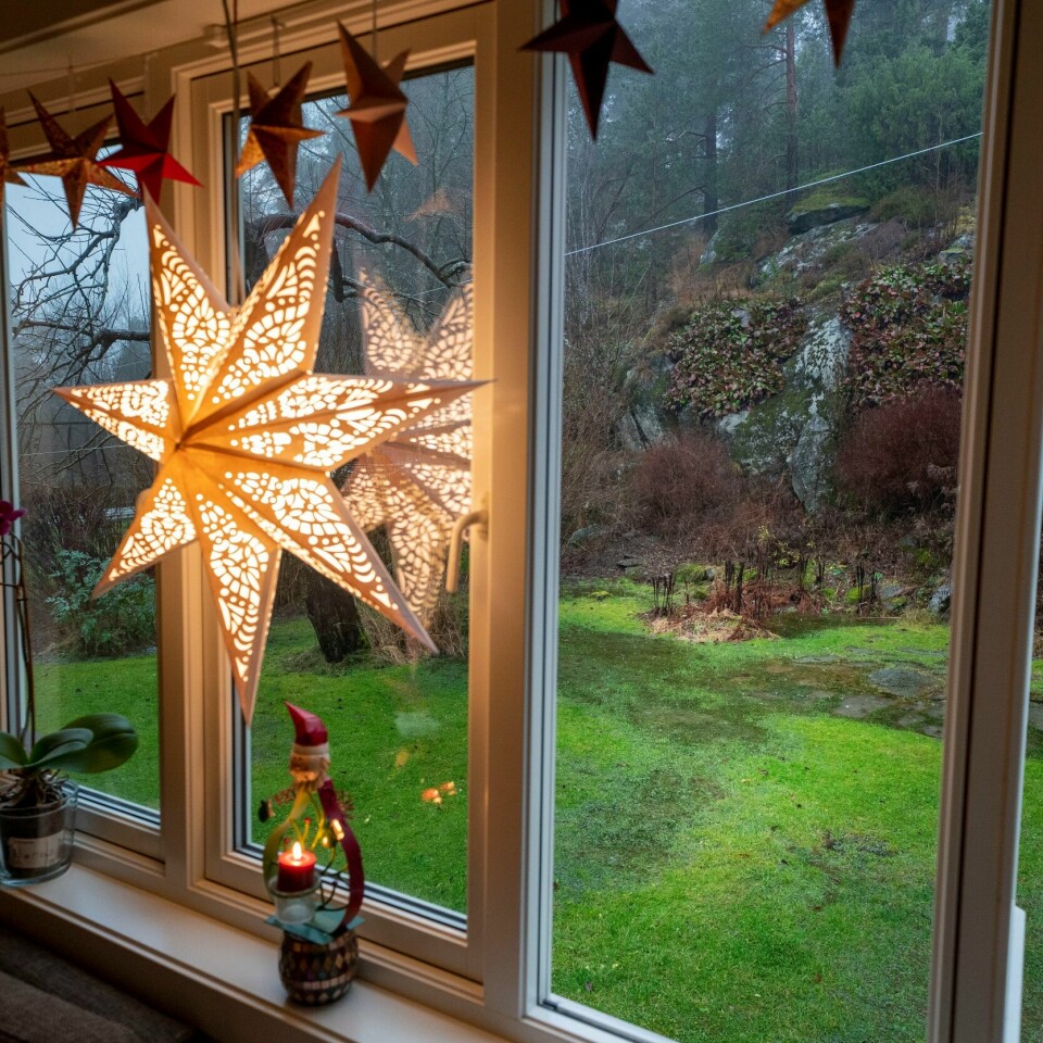 HJELP: Flere nordmenn tilbyr andre folk hjelp til jul. Dei som drøymer om ei kvit jul på Austlandet, må følgje spent med på vêret framover. No skal snart snøen smelte.Foto: Heiko Junge / NTB / NPK