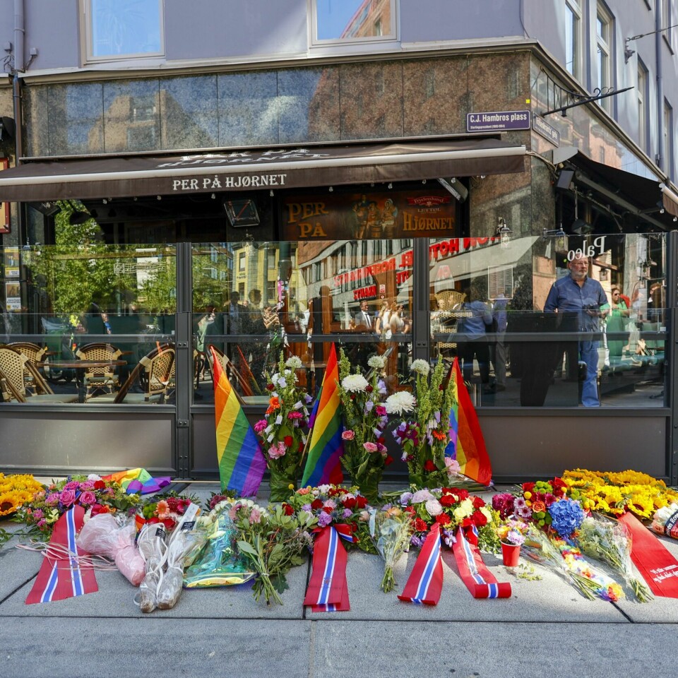HEDRES: 12 personer skal hedres for innsatsen de gjorde 25. juni 2022. En person skjøt mot utestedene Per på Hjørnet og London Pub denne natten. Bildet viser blomsterkranser og prideflagg utenfor Per på Hjørnet i Oslo etter skytingen 25. juni 2022.