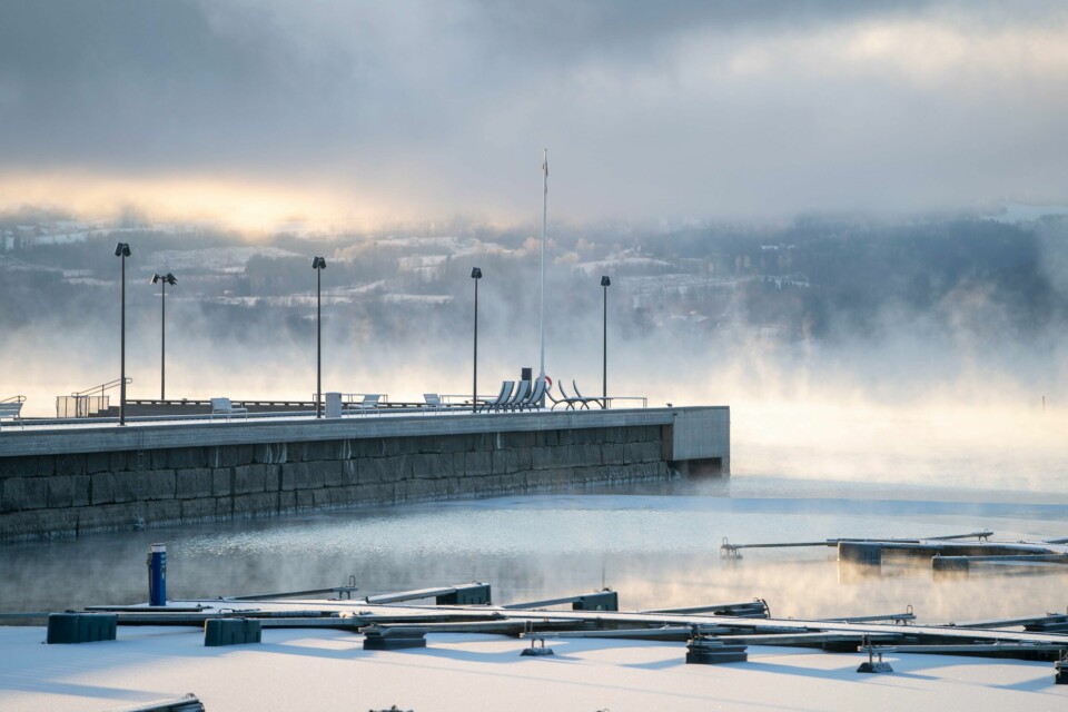 KALD START PÅ 2024: Det blir kaldt i slutten av neste uke, ifølge meteorologene. Her er frostrøyk over Mjøsa i starten av desember. Bildet viser frostrøyk over Mjøsa i begynnelsen av desember.Foto: Terje Pedersen / NTB