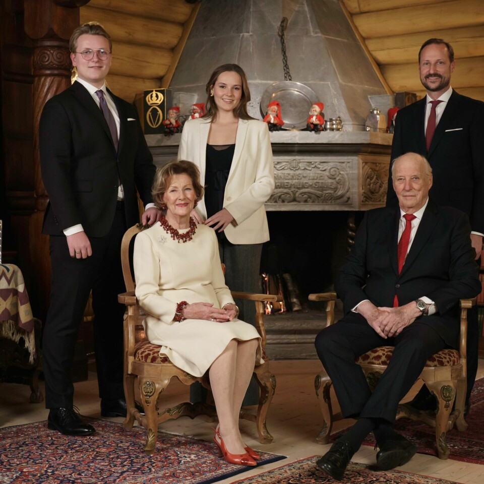 KONGEFAMILIEN: Det årlige julefotografiet av kongefamilien tatt på Kongsseteren i Holmenkollen. Kong Harald og dronning Sonja sammen med kronprins Haakon, prinsesse Ingrid Alexandra og prins Sverre Magnus. Kronprinsesse Mette-Marit var fraværende på grunn av koronasmitte. Det årlige julefotografiet av kongefamilien tatt på Kongsseteren i Holmenkollen. Kong Harald og dronning Sonja sammen med kronprins Haakon, prinsesse Ingrid Alexandra og prins Sverre Magnus. Kronprinsesse Mette-Marit var fraværende på grunn av koronasmitte. Foto: Cornelius Poppe / NTB