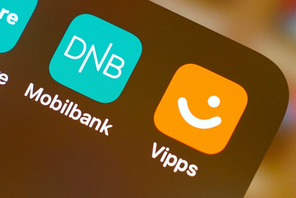 BETALE REGNINGER: Flere nordmenn sliter med å betale regningene sine. Bilde av mobiltelefon med nettbank fra DNB og app fra Vipps. Foto: Lise Åserud / NTB