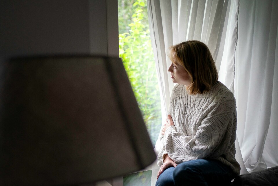 ENSOMHET: Spesielt unge kjenner på ensomhet i sommerferien. Bilde av ung jente som er bekymret. Foto: Gorm Kallestad / NTB Modellklarert