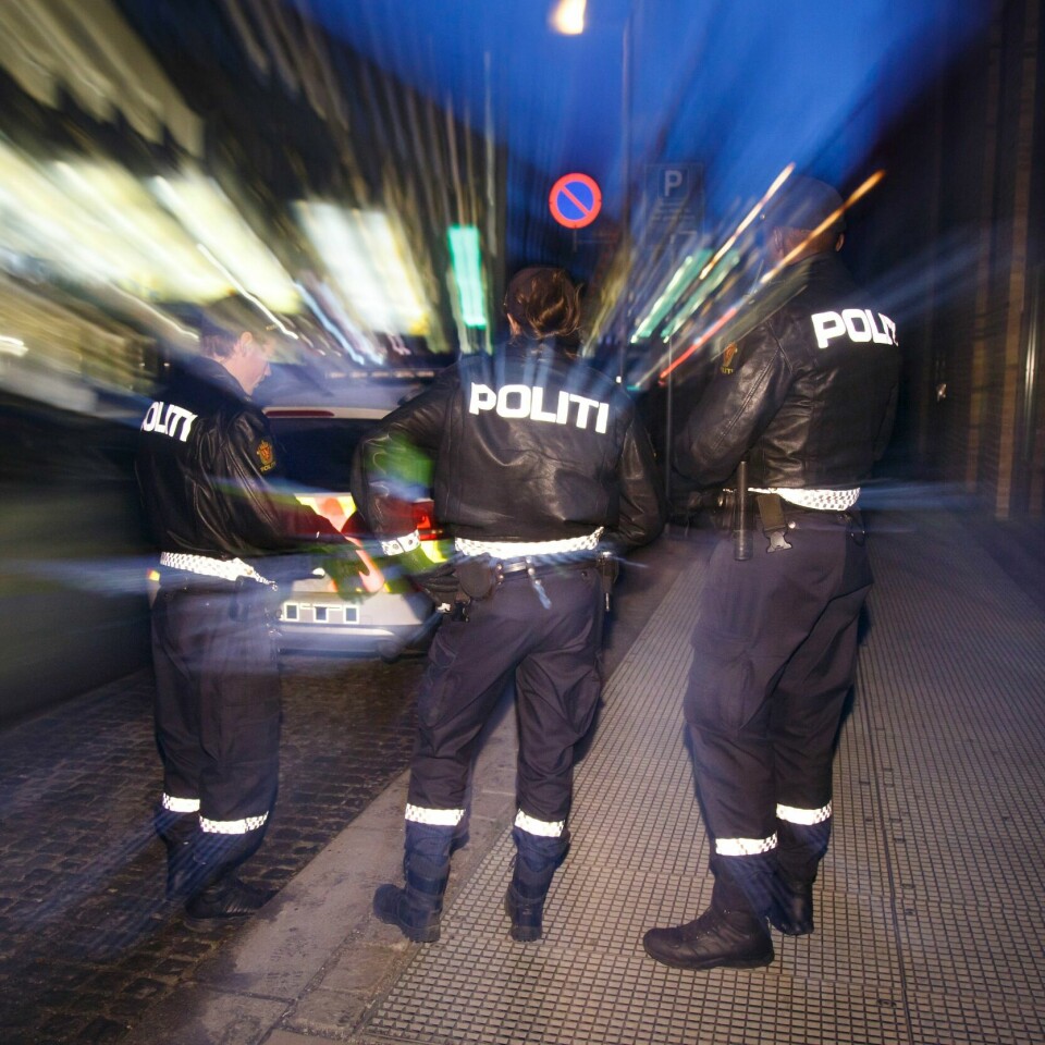 TRAVELT: Politiet har hatt det travelt natt til tredje juledag. De måtte vise flere personer bort. Bildet er tatt ved en tidligere anledning. Bildet viser politifolk på jobb.