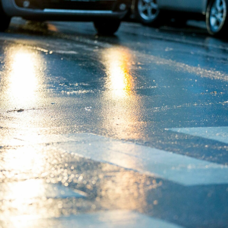 REGN: Det skal regne mye på Vestlandet. Det kan føre til trøbbel i trafikken. Bildet viser biler på en glatt vei.