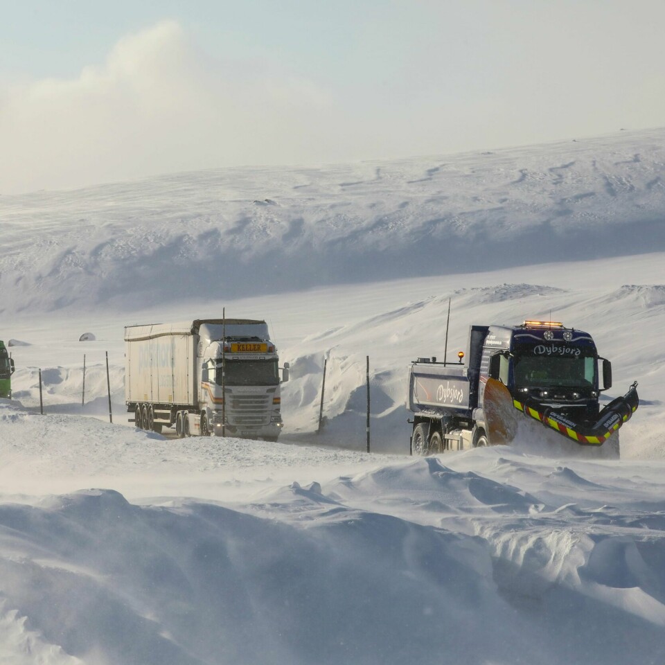 TRAFIKK: Slik så det ut på vei over Fagerheim Fjellstugu for ett år siden. Dette kan fort skje igjen torsdag, ifølge meteorologene. Fleire fjellovergangar er opne torsdag, enkelte er stengde, mens det på er kolonnekøyring på nokon av dei. Statens vegvesen ber bilistane halde seg oppdaterte på vêr- og føreforhold – ting kan endre seg fort. Foto: Ørn Borgen / NTB