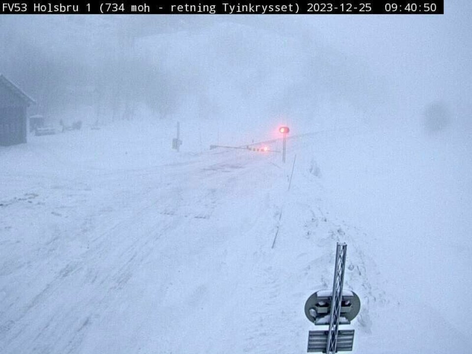 FØRSTE JULEDAG: Været har skapt mye trøbbel i jula. Bildet er fra fylkesvei 53 mellom Tyin og Årdal første juledag. Veien måtte stenge. Bildet viser en stengt fjellovergang. Den er mellom Tyin og Årdal. Foto: Statens vegvesen / NTB