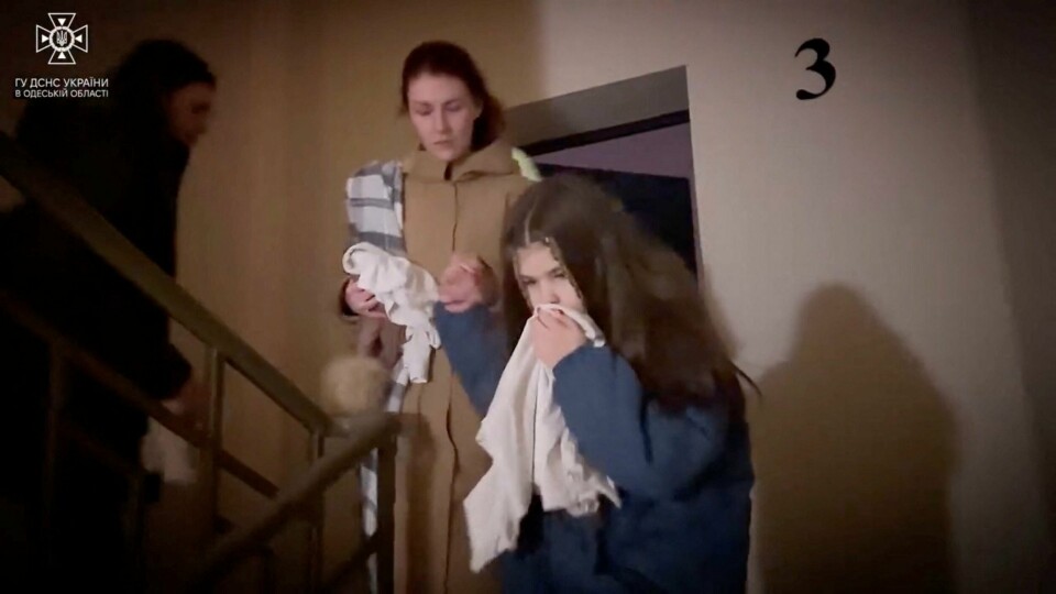 MÅTTE DRA: Folk måtte ut av hjemmene sine da Russland angrep. Bildet er hentet fra en video fra myndighetene i Ukraina. Bildet viser folk som drar fra hjemmene sine etter at Russland angrep.