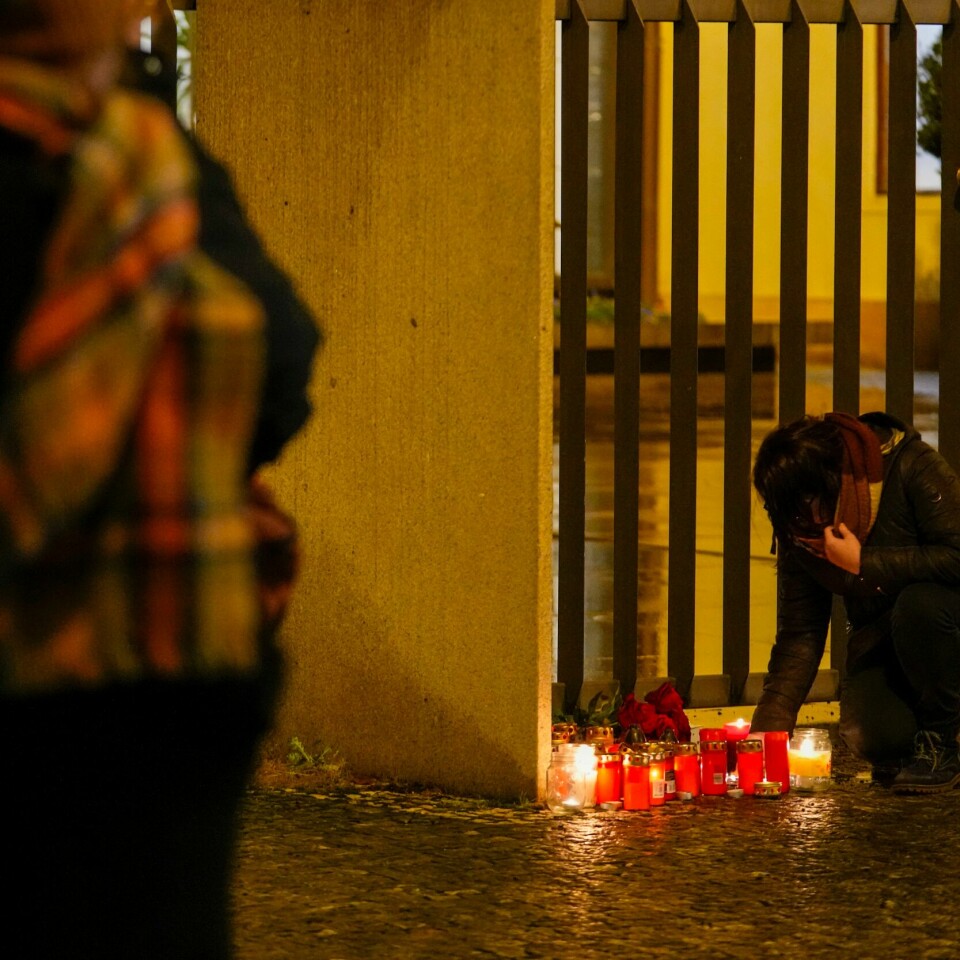 15 DØDE: En student drepte 14 mennesker på Karlsuniversitetet i Praha i Tsjekkia. 24-åringen er også død. Bildet viser at lys tennes utenfor Karlsuniversitetet i Praha, der en 24-åring skjøt og drepte minst 14 personer torsdag. Lørdag er det nasjonal sørgedag i Tsjekkia. Foto: Petr David Josek / AP / NTB