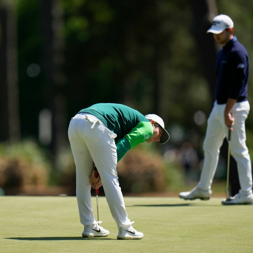 GOLF: Viktor Hovland fikk trøbbel på den siste runden av US Masters. Viktor Hovland fikk trøbbel på greenen på den siste runden av Masters-turneringen. Foto: Jae C. Hong / AP / NTB