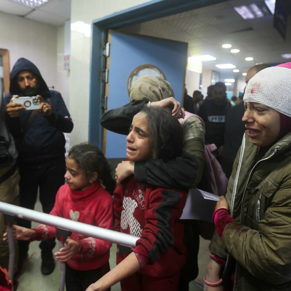 GRÅTER: Palestinere lever midt i en brutal krig. Bildet er fra et sykehus i Khan Younis på Gazastripen torsdag. Bildet viser palestinere som gråter etter et israelsk angrep. Foto: Reuters.