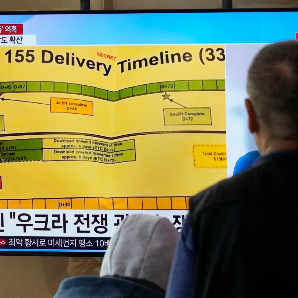 VERDENSKJENT: Et program på sørkoreansk TV snakker om den store dokumentlekkasjen i USA. Avisa Washington Post skriver at en våpenentusiast i 20-åra lekket dokumentene. Han var sentral i en lukket gruppe på rundt 20 menn og unggutter i et nettforum. Foto: Ahn Young-joon / AP / NTB Et program på sørkoreansk TV om den store dokumentlekkasjen i USA. Ifølge Washington Post er bakmannen en våpenentusiast i 20-åra som var sentral i en lukket gruppe på rundt 20 menn og unggutter. Foto: Ahn Young-joon / AP / NTB