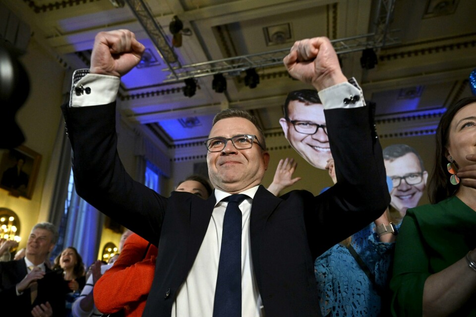 FINLAND: Samlingspartiets Petteri Orpo feirer resultatet av forhåndsstemmene. Partiet hans vant valget i Finland. Samlingspartiets Petteri Orpo fra den finske opposisjonen feirer resultatet av forhåndsstemmene på partiets valgvake i Helsingfors søndag. Dersom partiet blir størst, får Orpo oppdaraget med å danne ny regjering. Foto: Antti Aimo-Koivisto/Lehtikuva via AP / NTB