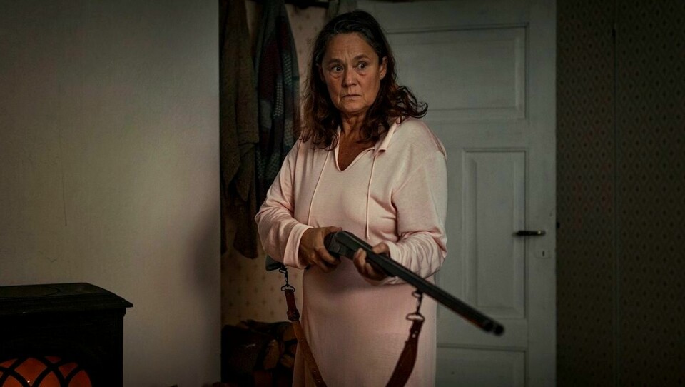 SOMMEREN 1973: Annie og datteren Mia skal starte et nytt liv. På vei dit oppdager Annie noe grusomt. Du kan se TV-serien «Hendelser ved vann» denne påsken. Bildet viser en scene ved hendelser ved vann.