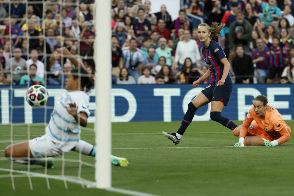 FOTBALL: Caroline Graham Hansen skåret mål for Barcelona torsdag. Caroline Graham Hansen sendte Barcelona i ledelsen hjemme mot Chelsea. Foto: Joan Monfort / AP Photo / NTB.