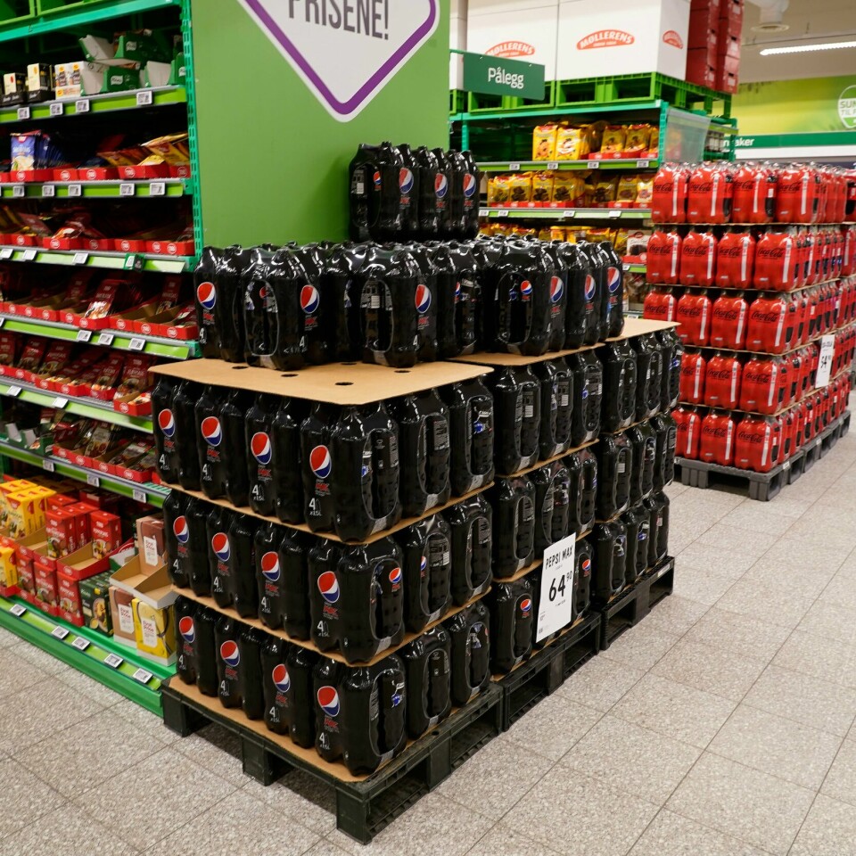 KIWI: Det var mandag formiddag godt med øl og mineralvann på Kiwi i Mjøndalen. Nå åpner Kiwi for at butikkene selv kan velge å begrense hvor mye kundene kan kjøpe. Det var mandag formiddag godt med øl og mineralvann på Kiwi i Mjøndalen. Nå åpner imidlertid Kiwi for at butikkene selv kan velge å begrense antallet bokser med øl og flasker brus som kundene kan kjøpe. Foto: Terje Bendiksby / NTB