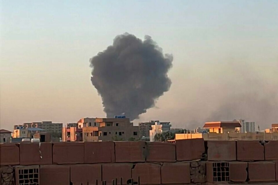 FLYKTER: Flere tusen sivilie har flyktet fra kampene i Sudan. Bildet viser en røyksky over Sudans hovedstad Khartoum.