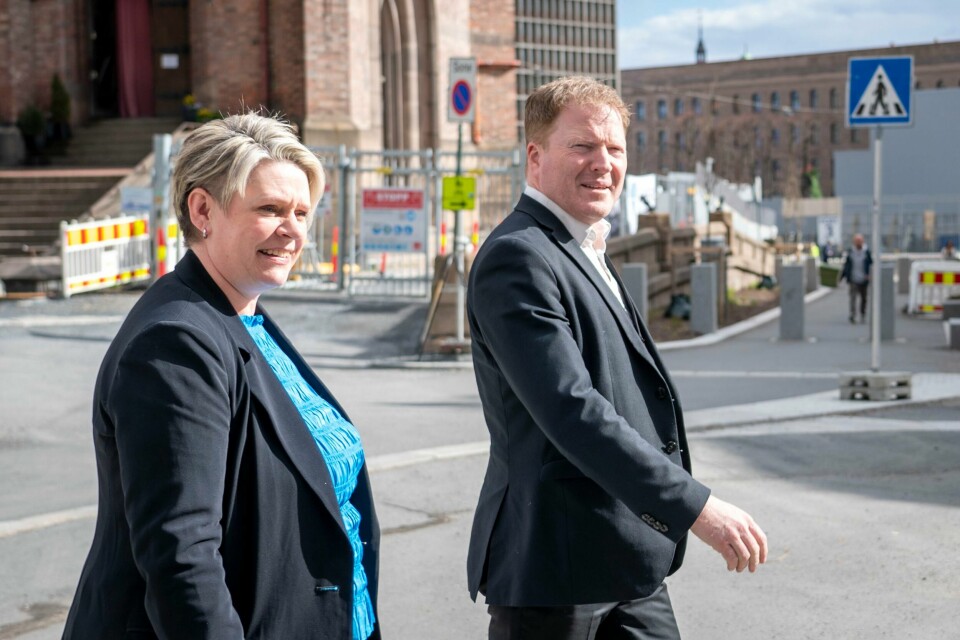 FLYKTNINGER: Marte Mjøs Persen er minister for inkludering og arbeid. Sigbjørn Gjelsvik er kommunal-minister. Arbeids- og inkluderingsminister Marte Mjøs Persen og kommunalminister Sigbjørn Gjelsvik kommer med en rekke tiltak for å gjøre det lettere for kommunene å bosette flyktninger.– Det er viktig at kommuner som bosetter flyktninger også greier å støtte opp under dem når de skal ut i arbeid. Språkkunnskaper er viktig, og vi ser at mange av dem har behov for mer enn den ettårige norskopplæringen de får i dag, sier arbeids- og inkluderingsminister Marte Mjøs Persen. Foto: Heiko Junge / NTB