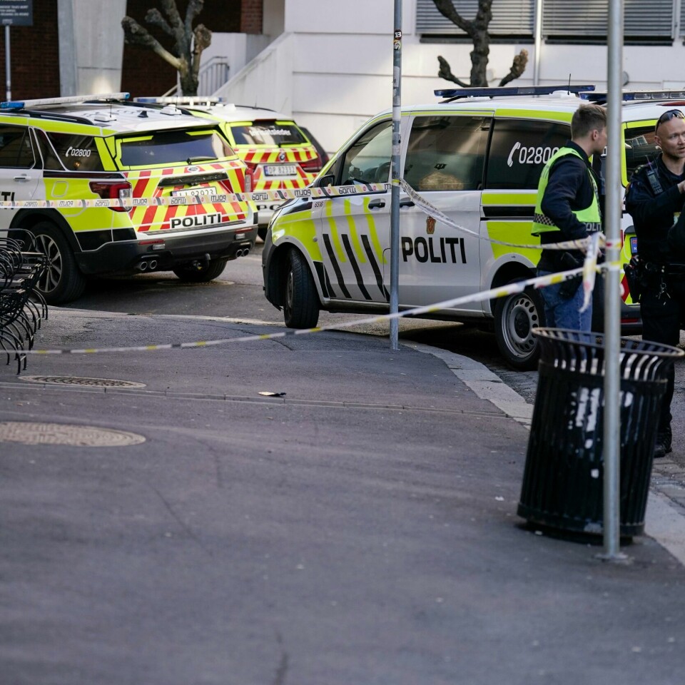 SYKEHUS: En kvinne i slutten av 20-årene er kjørt til sykehus. Hun ble funnet skadd i Hollendergata på Grønland i Oslo fredag morgen. En mann og en kvinne er pågrepet etter hendelsen. En kvinne i slutten av 20- årene er kjørt til sykehus etter at hun ble funnet skadd i Hollendergata på Grønland i Oslo fredag morgen. En mann og en kvinne er pågrepet etter hendelsen. Foto: Fredrik Varfjell / NTB