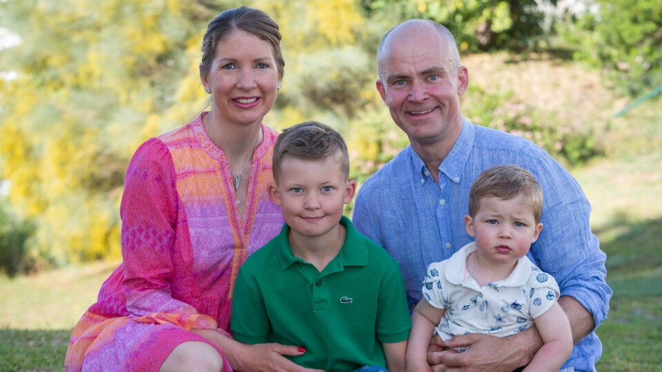 VIKTIGST: For George (8) er familien det viktigste. George sitter med familien sin på en grønn gressplen. Alle smiler inn i kameraet. George sitter sammen med moren, faren og lillebroren.