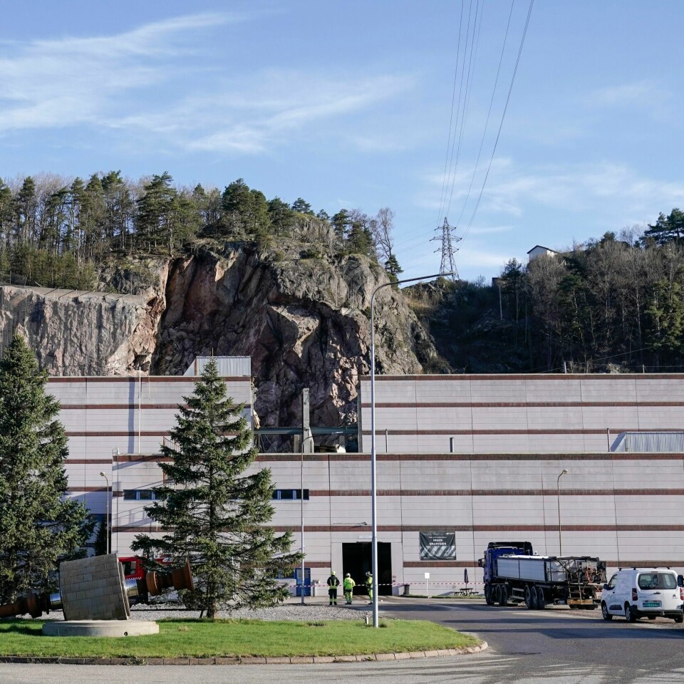 FJELL: En bit av et fjell raste inn i en fabrikk i Halden. Ingen ble skadd. Deler av en bygning på papirfabrikken Saugbrugs i Halden har falt sammen etter at deler av en fjellskrent raste inn i bygningen. Foto: Fredrik Varfjell / NTB