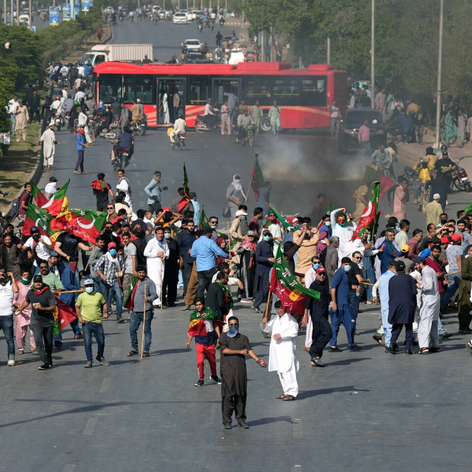 DEMONSTRASJONER: Folk fra Pakistan demonstrerer. De er sinte for at den tidligere statsministeren Imran Khan ble pågrepet. Tilhengere av Imran Khan protesterer i storbyen Karachi etter at eksstatsministeren ble pågrepet tirsdag. Foto: Fareed Khan / AP / NTB