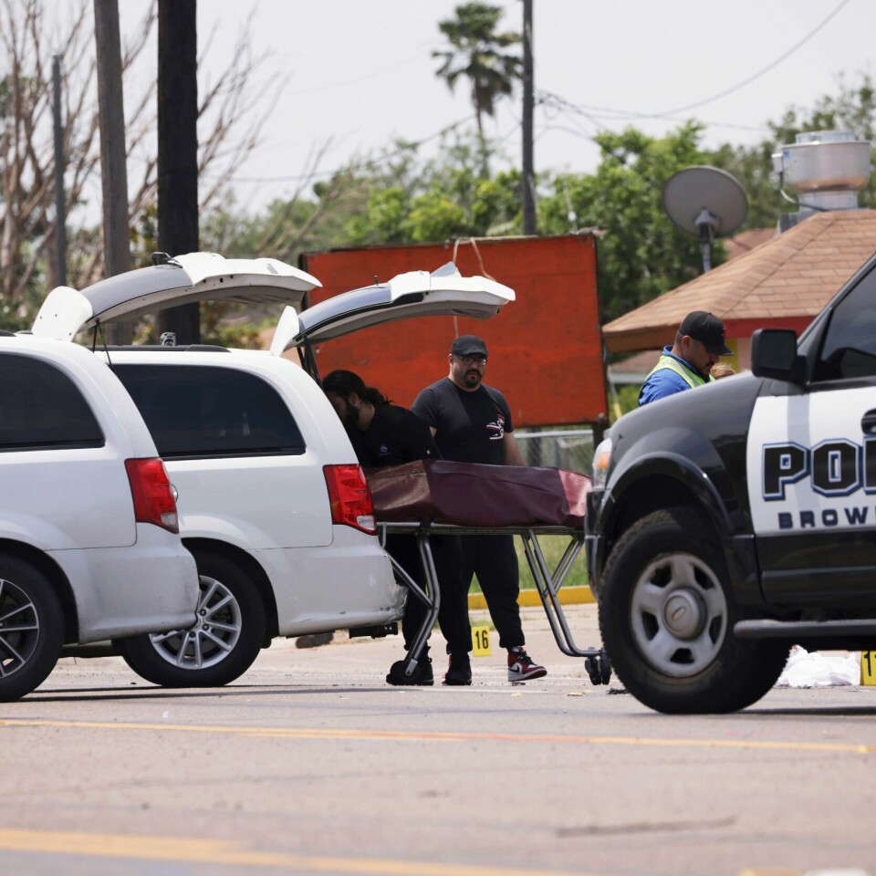 BIL: En bil kjørte på flere personer utenfor et migrantsenter i Brownsville. Minst sju personer døde. Mange er skadd. Foto: Michael Gonzalez / AP / NTB Nødetater på stedet der en bil kjørte på flere personer utenfor et migrantsenter i Brownsville. Minst sju personer døde, og mange er skadd. Foto: Michael Gonzalez / AP / NTB