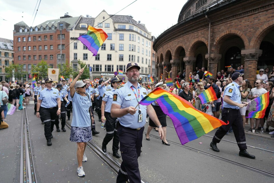 PRIDE: Politiet skal ikke lenger gå med uniform i prideparaden. Bildet viser politifolk i pride-tog.