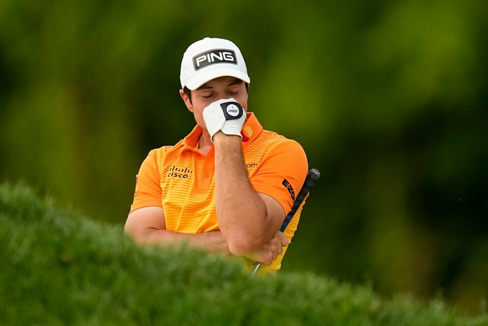 GOLF: Her er reaksjonen til Viktor Hovland etter at han har slått feil og må ta et ekstra slag for å komme ut av bunkeren. Viktor Hovland fortviler etter at ballen havnet i bunkeren på tampen av finalerunden av PGA-mesterskapet. Trøbbelet sendte ham ut av seierskampen. Foto: Eric Gay / AP / NTB