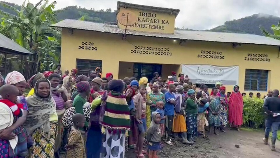 RWANDA: Folk som er rammet av flom i Rwanda, samler seg for å få hjelp. Folk som er rammet av flom i Rwanda, samler seg for å få hjelp. Foto: RwandaTV via AP / NTB