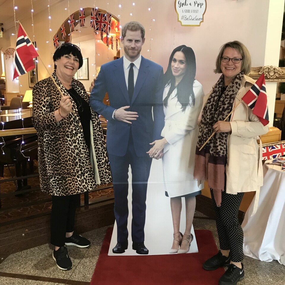 SKAL SE: Inger Elise Kolstø og Elisabeth Kallevik Nesheim er i London for å se kroningen av Kong Charles. Foto: Privat / NTB London 20180518. KONTAKTSKAPER: Inger Elise Kolstø (t.v.) og Elisabeth Kallevik Nesheim har alltid med seg de norske flaggene på kongereiser. Bare det er nok til at andre tar kontakt og slår av en prat. Foto: Privat / NTB