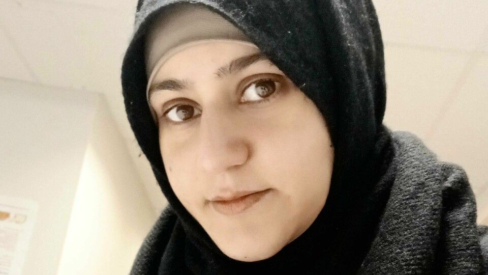 SPRÅK-OPPLÆRING: Aisha Bibi er fra Pakistan. I voksen alder lærer hun seg norsk. Det viktigste er å ikke gi opp, mener hun. Aisha Bibi tar et selfie. Hun har på hijab og har store, brune øyne.