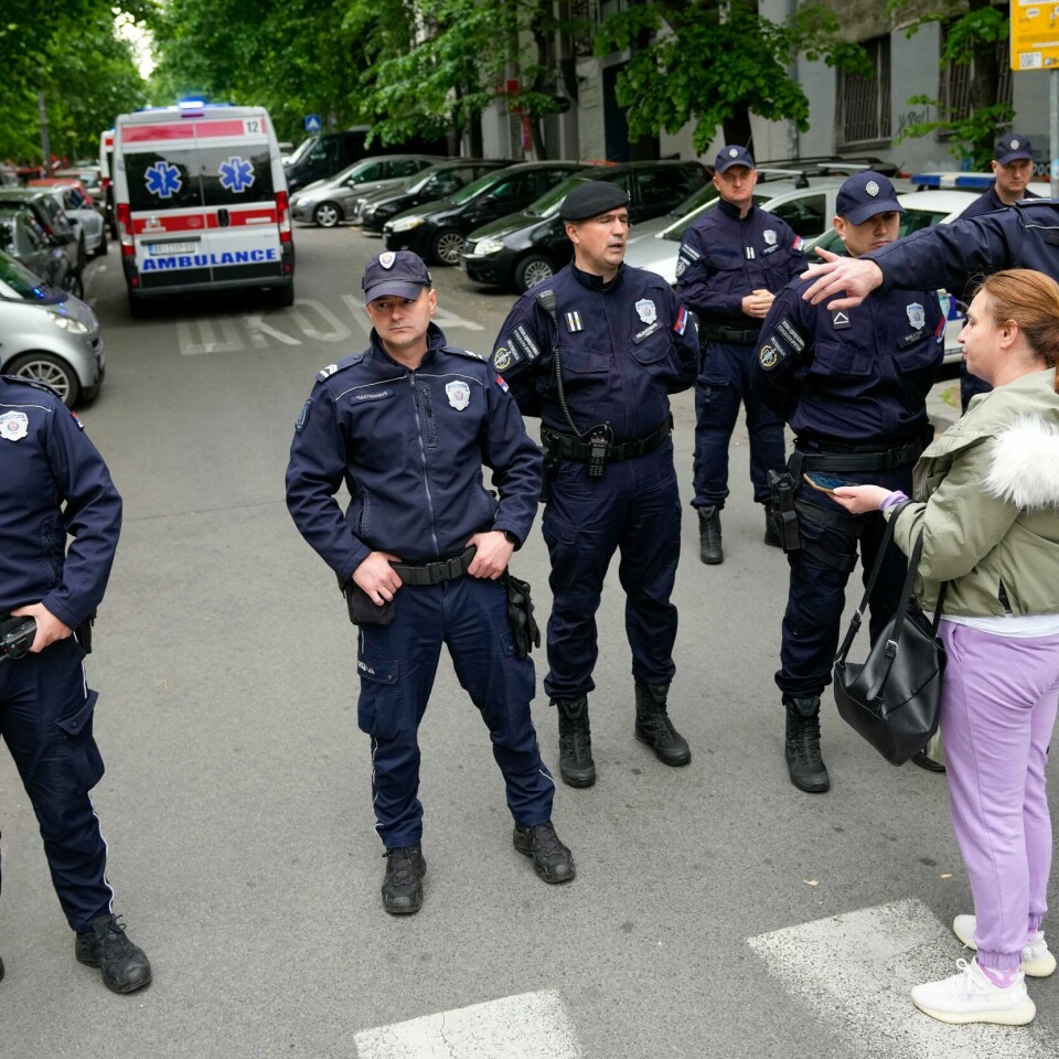 SKOLESKYTING: Minst åtte personer skal være drept, etter at en 14 år gammel skutt begynte å skyte på en skole. Politiet sperret gatene rundt skolen i sentrum av Beograd. Foto: Darko Vojinovic / AP / NTB