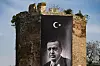 Et gigantisk banner med bilde av den tyrkiske presidenten og presidentkandidaten Recep Tayyip Erdogan vises på en historisk bymur i Istanbul. Erdogan kontroller statlige medier og har et stort propagandaapparat. Han har derfor hatt en stor fordel overfor sine politiske utfordrere foran valget. Foto: Emrah Gurel / AP / NTB