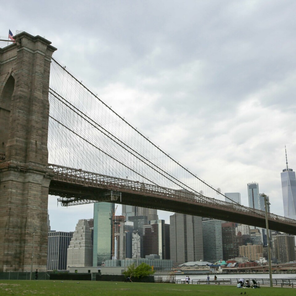 BRO: Slik ser Brooklyn Bridge ut. Brooklyn Bridge, broen som knytter sammen New York-bydelene Brooklyn og Manhattan, fyller 140 år tirsdag. Ved åpningen var den med sine 486 meter verdens lengste hengebro. Foto: Marianne Løvland / NTB