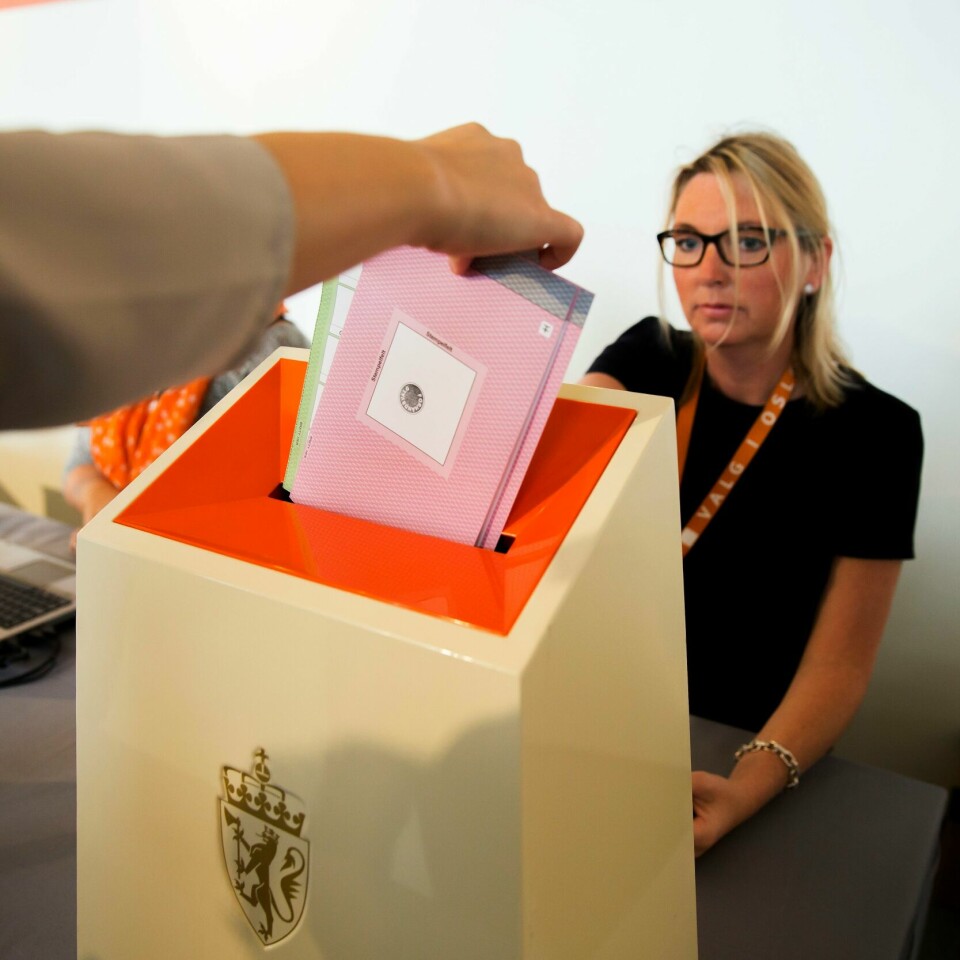 VALGURNE: Alle stemmer i et valg blir samlet i en boks. Denne valgurnen er forseglet. Der ligger stemmene trygt til de skal telles.