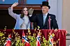 Prinsesse Ingrid Alexandra og kong Harald vinker fra balkongen under nasjonaldagsfeiringen i Oslo.Foto: Annika Byrde / NTB