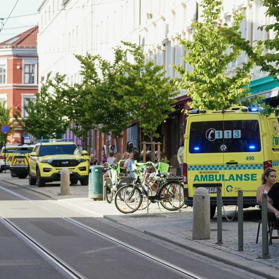 DØD: Helsepersonell og politi rykket søndag. En mann ble funnet med skader i en leilighet på Grünerløkka i Oslo. Mannen døde av skadene. En kvinne er siktet for drap. Bildet viser ambulanse utenfor et boligbygg på Grünerløkka i Oslo. Foto: Lise Åserud / NTB