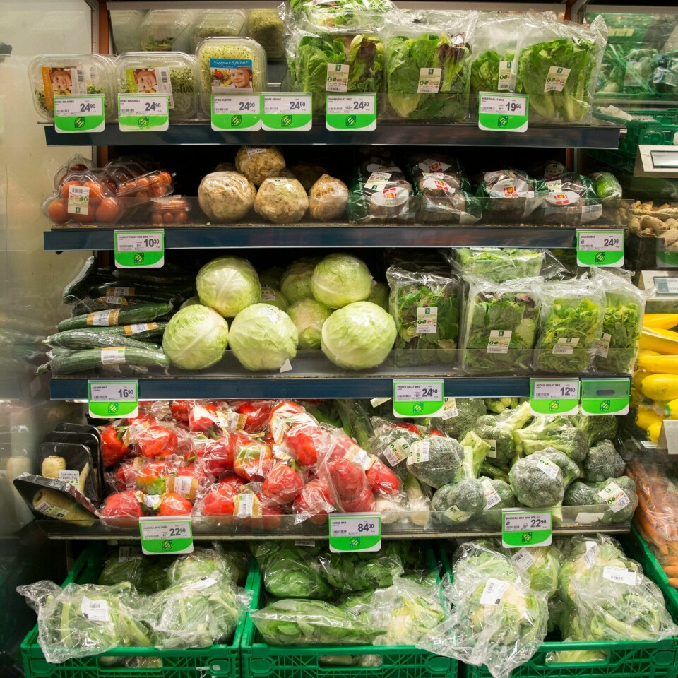 DYRERE: Prisene for nødvendige matvarer har økt mer enn andre priser, viser rapport. Bildet viser økologiske matvarer i en Meny butikk.