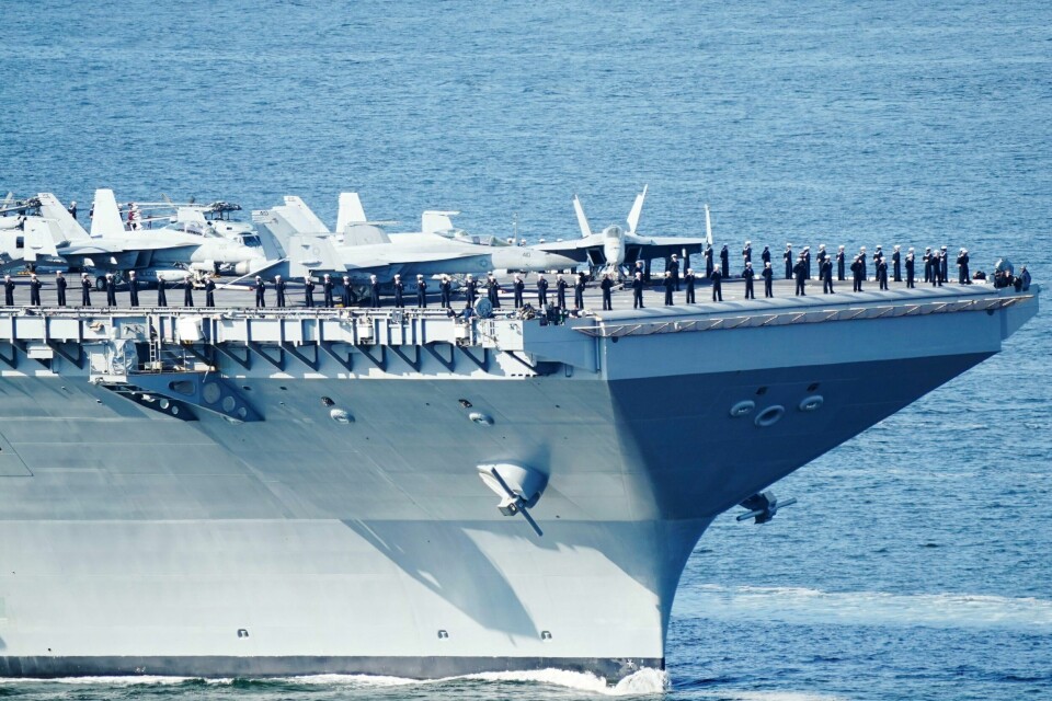TIL OSLO: USAs nyeste hangarskip heter USS Gerald R. Ford. Det besøker Oslo onsdag. Amerikanske soldater om bord på det amerikanske hangarskipet USS Gerald R. Ford på vei inn Oslofjorden, her ved Drøbak. Foto: Terje Pedersen / NTB