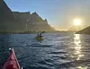 Bildet viser kajakk på havet i solnedgang i Lofoten.